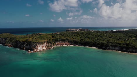 Playa-De-Macao-Con-Sus-Cuevas-Marinas-Escondidas-En-El-Caribe