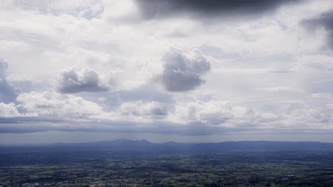 lapso de tiempo de nubes dramáticas sobre el paisaje de pianura padana, veneto italia