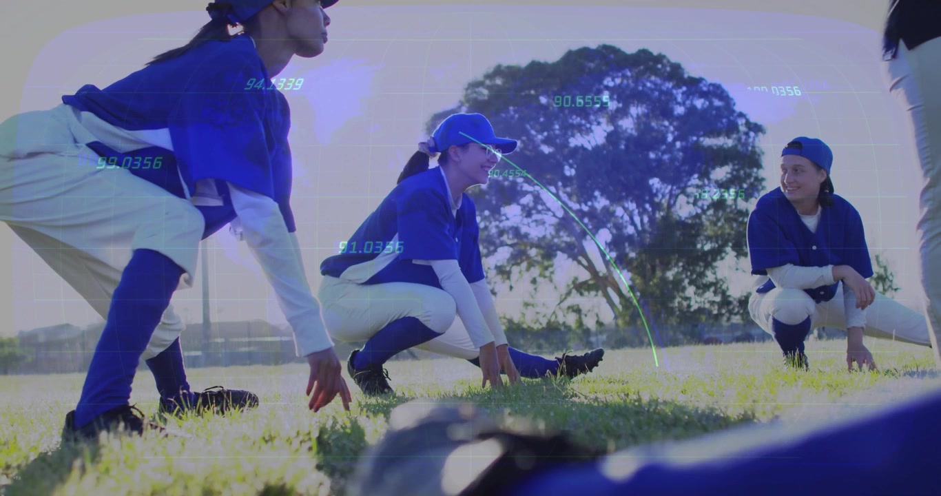 Giocatori accovacciati che si allungano e chiacchierano su un campo da gioco in uniformi e berretti blu, con sovrapposizioni di dati.