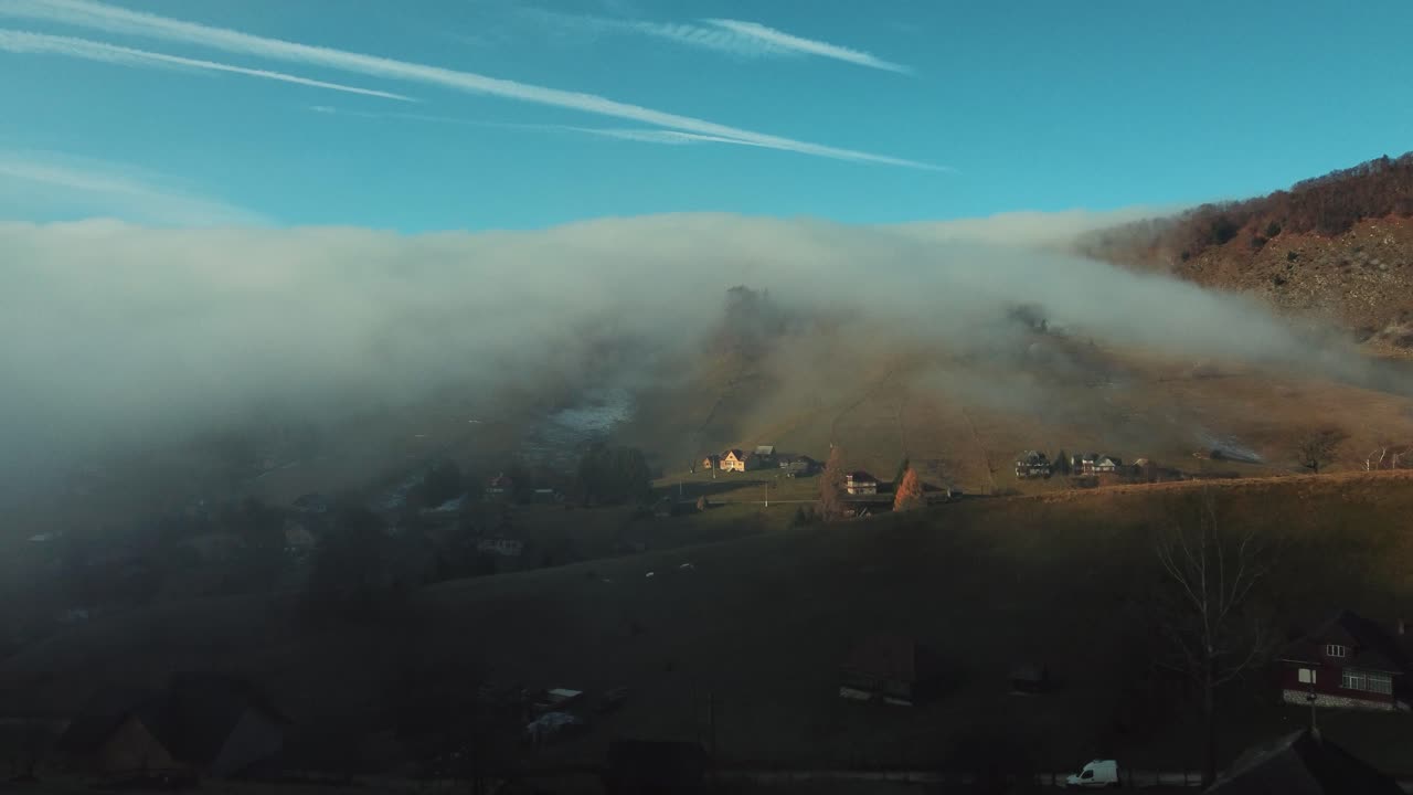 туман над холмами горной деревни сирнеа в румынии