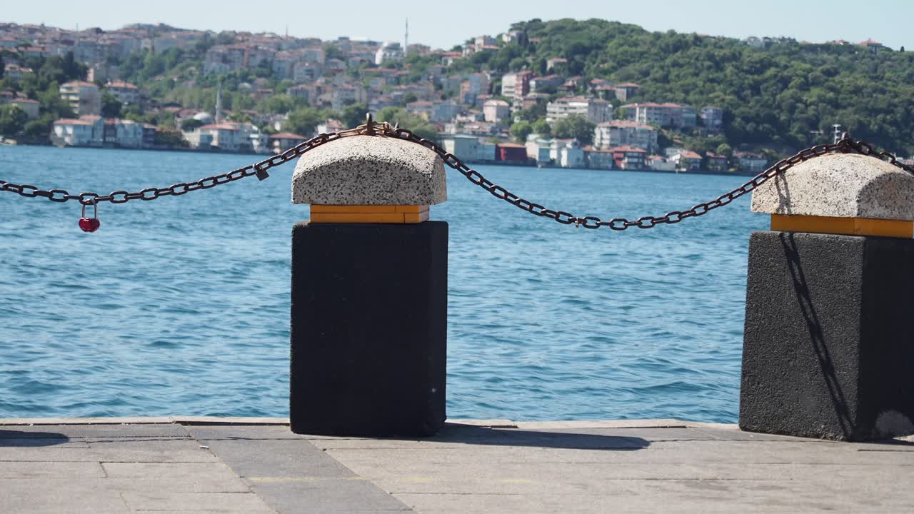 Molo di Istanbul con recinzione a catena e vista città
