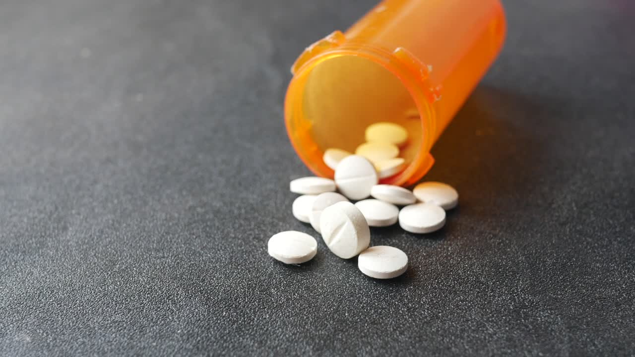오렌지색 병에서 흘러내린  알약
