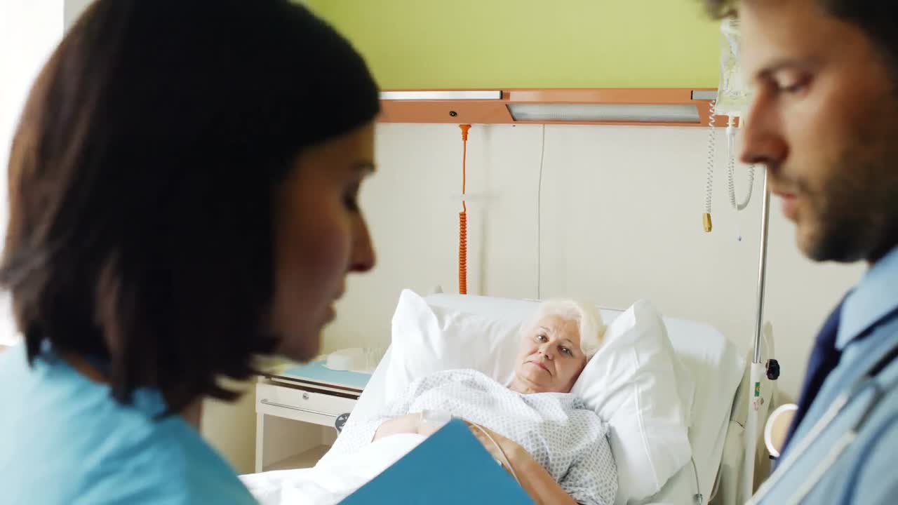 médicos interactuando entre sí