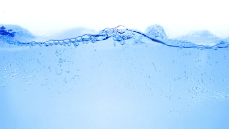 Viele-Blasen-Im-Wasser-Aus-Nächster-Nähe,-Abstrakte-Wasserwelle-Mit-Blasen-In-Zeitlupe