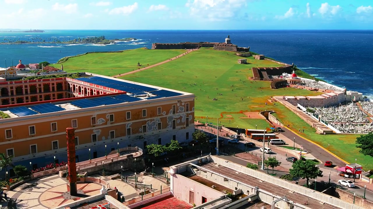 4K-matkailudronekuva ylhäältä San Felipe del Morron rannikosta San Juanissa, Puerto Ricossa. Näyttää historiallisen linnoituksen alueen ja valtameren. Matkailuun, historiaan, matkustamiseen.