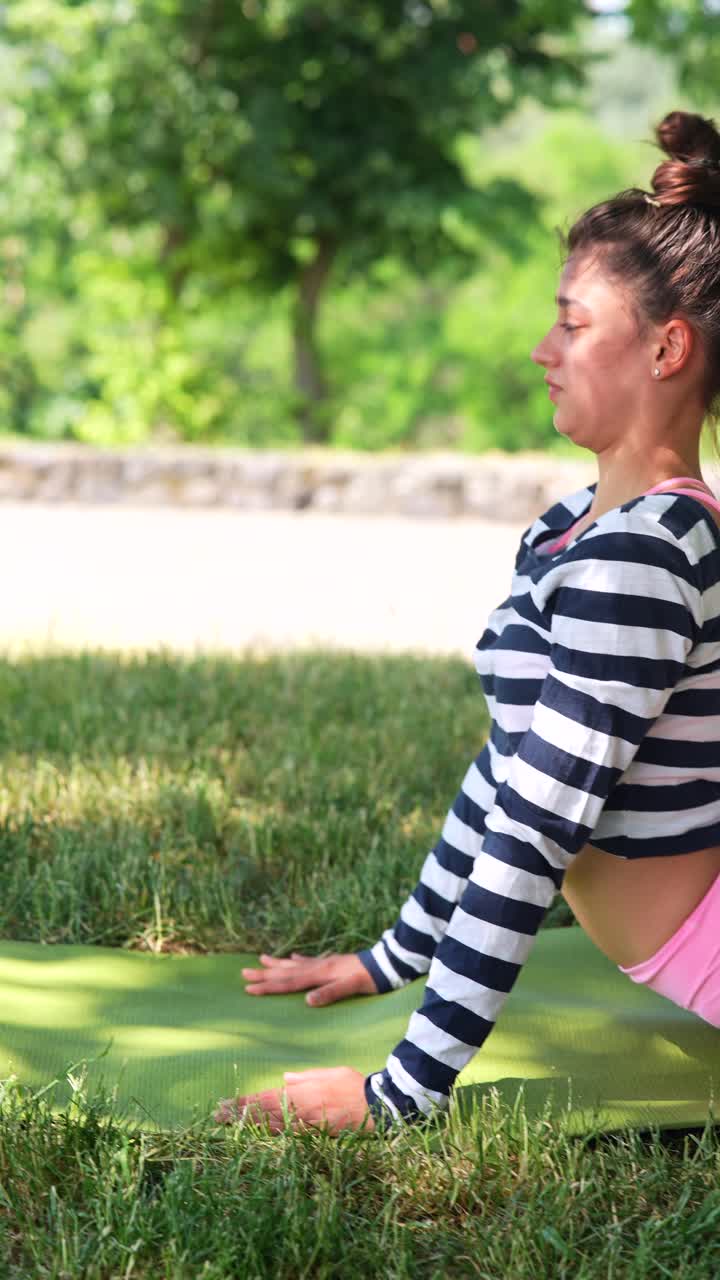 mujer practicando yoga al aire libre