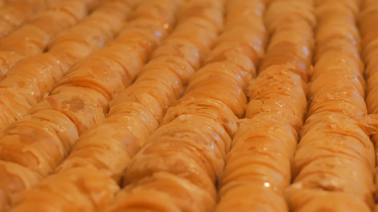 Dessert turco Sarma baklava. Riprese con carrello, primo piano. Produzione di deliziosa baklava turca. Video 4k