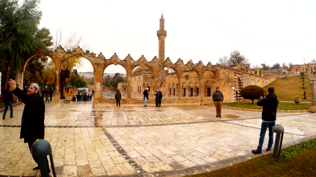Widok na Balikligol i Meczet Halil-ur-Rahmana we mgle, Sanliurfa zimą.