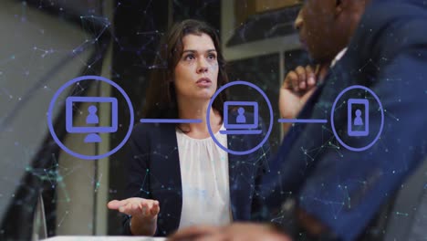 animación de una red de iconos digitales sobre diversos empresarios y empresarios discutiendo en la oficina