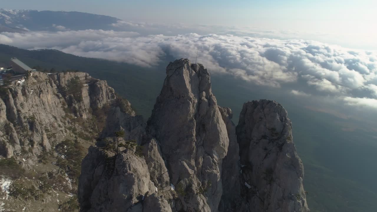 ai-petri montaña rocosa por encima de las nubes en un día soleado. vista aérea. el avión no tripulado está en órbita alrededor. establecimiento de tiro.