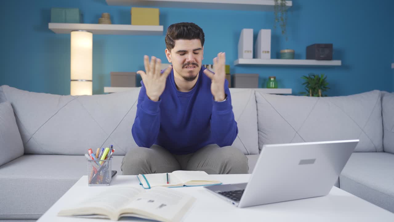 un joven deprimido e infeliz se pone emocional.