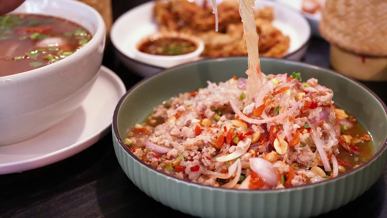 맛있는 태국 유리 누들 러드를 맛보고 있습니다.