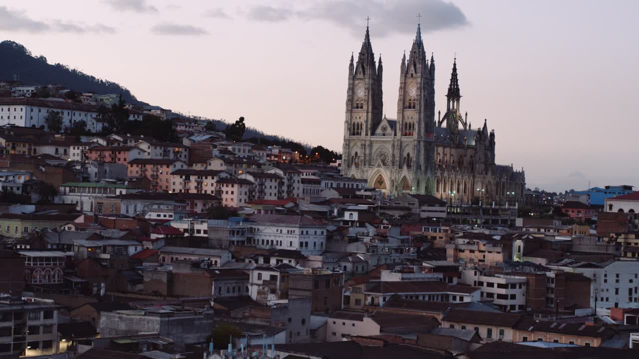 바실리카 델 보토 나시오날 엔 엘 센트로 히스토리코 데 키토 수도 델 에콰도르