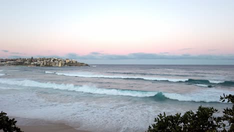 Surfistas-Turísticos-En-Enormes-Olas-De-Playa-Bondi-Durante-La-Puesta-De-Sol-En-Sydney,-Nsw,-Australia