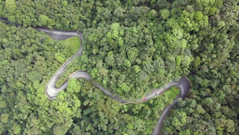 Descendiente-De-Pájaro-Aéreo-Sobre-Un-Camino-Muy-Sinuoso-En-Serra-Do-Mar,-Brasil