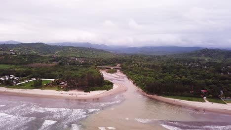 Vista-De-La-Playa-De-Olón,-Ecuador-Con-árboles-Verdes-Y-Diferentes-Casas---Toma-Aérea