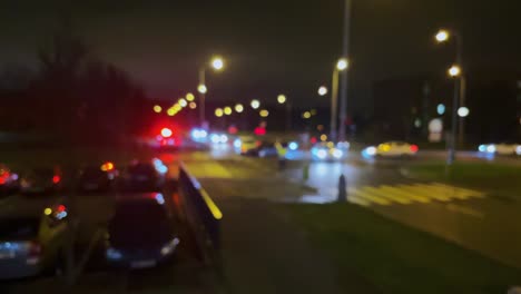 accidente automovilístico o accidente, luces borrosas de la baliza policial por la noche, vista de enfoque suave del cruce de la ciudad