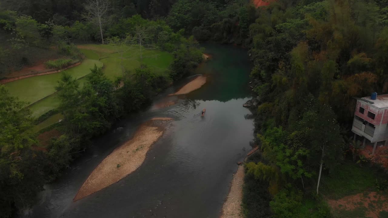Vietnam, Cao Bang'da Niem Son köyü nehir sal köprüsünün ve dağların havadan görünümü.