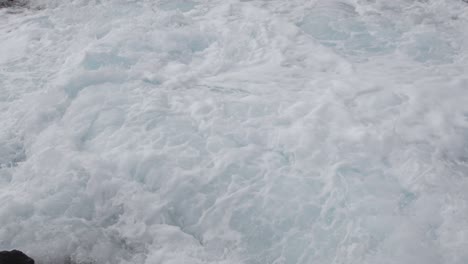 Close-up-of-the-tide-rising-and-falling-on-a-coral-reef