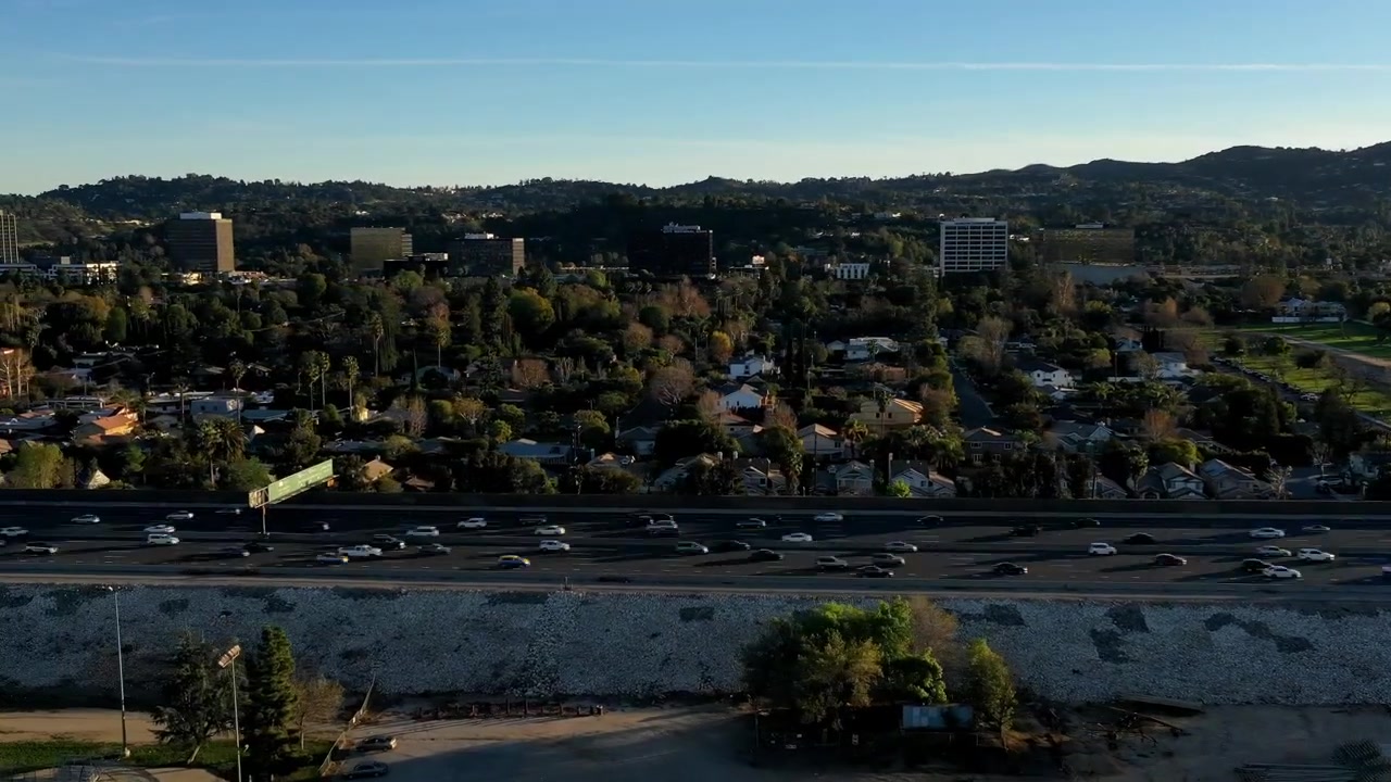 TIMELAPSE che si muove lungo l'autostrada della San Fernando Valley durante il traffico dell'ora di punta