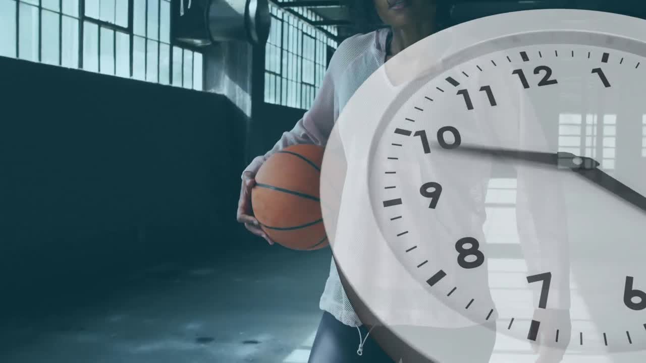 video compuesto digital del reloj marcando contra una mujer afroamericana que sostiene una pelota de baloncesto
