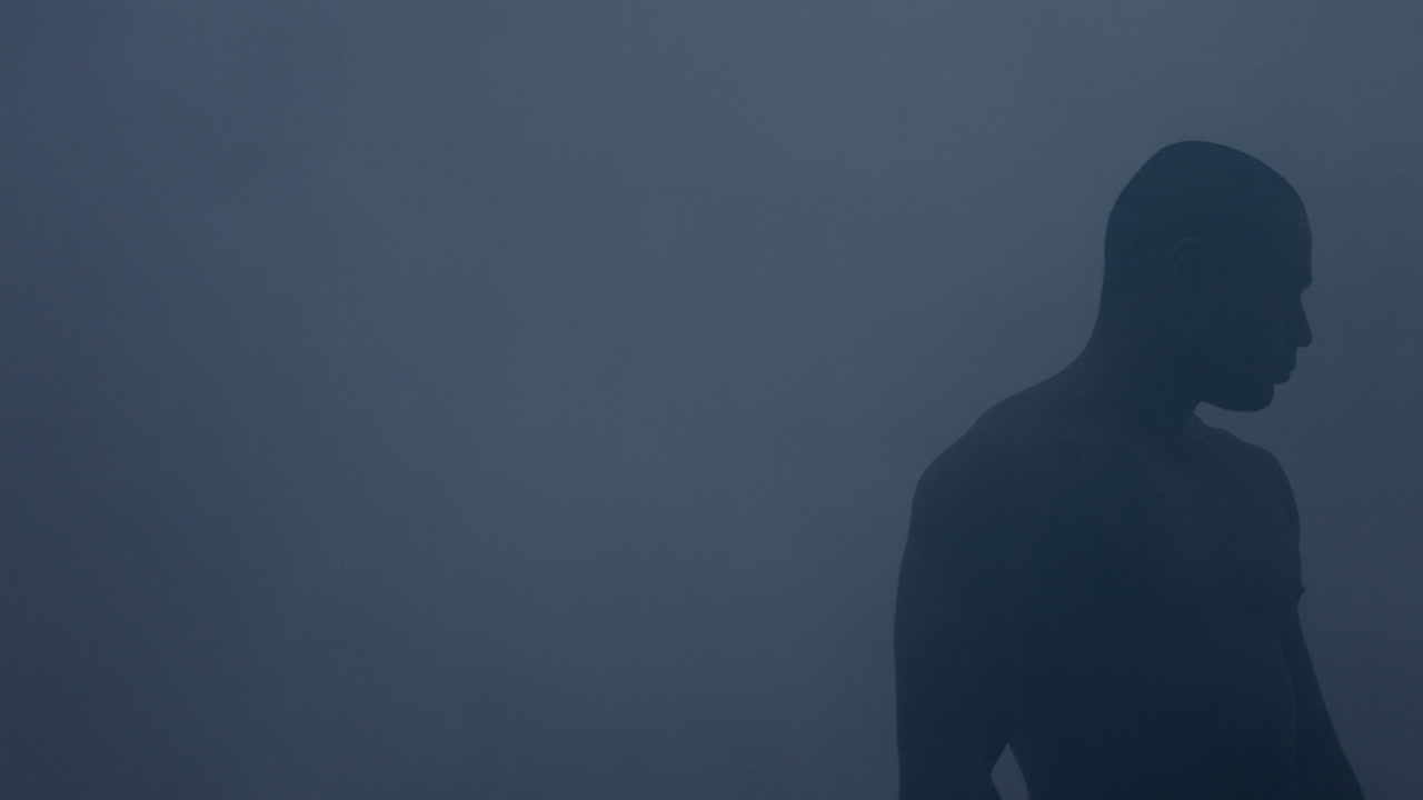 silueta de luchador de la mma en humo oscuro en el estudio. silueta de boxeador