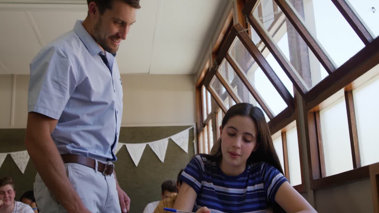 adolescentes en un aula de escuela