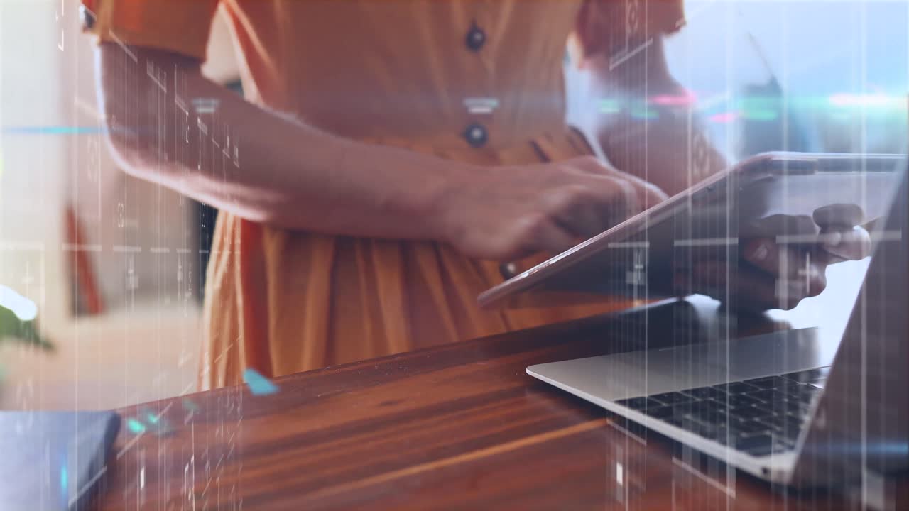 노트북과 디지털 태블릿을 사용하는 여성의 중간 섹션에 대한 데이터 처리의 애니메이션