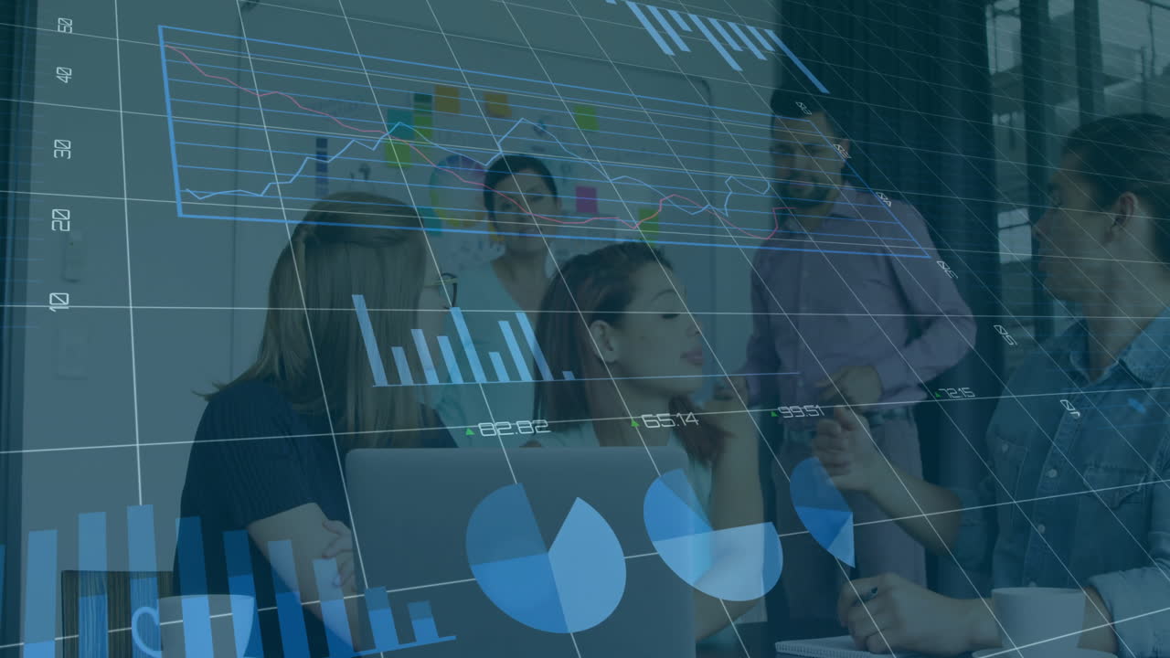 animación de gráficos de datos financieros en diversos equipos de negocios en la reunión