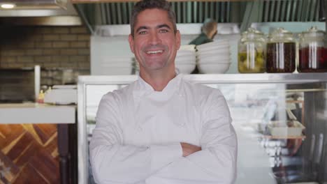 Hombre-Caucásico-Sonriendo-En-La-Cocina