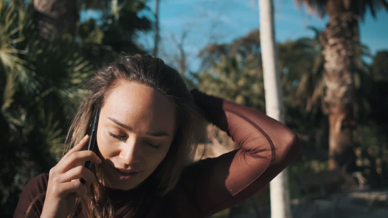 야외에서 백인 여성.