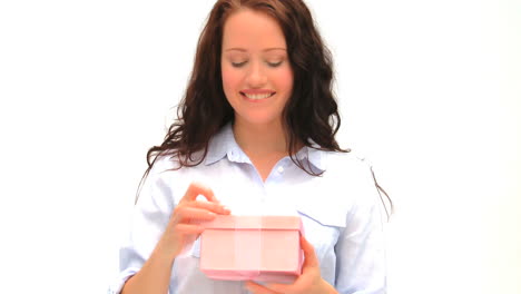 mujer abriendo su regalo