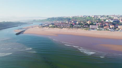 Luftpanorama-Von-Playa-De-La-Concha,-Dem-Golf-Von-Biskaya,-Spanien