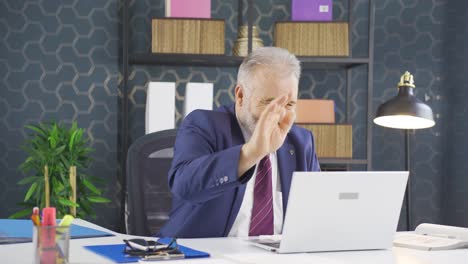 el hombre de negocios que ve los malos acontecimientos en la computadora portátil se enoja.