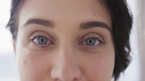 retrato de los ojos de una doctora caucásica en el hospital, en cámara lenta