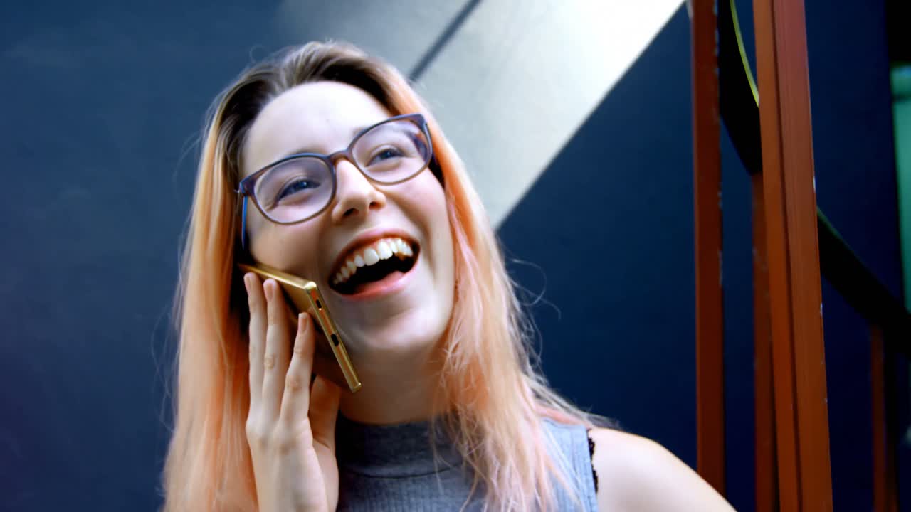 mujer hablando por teléfono móvil 4k