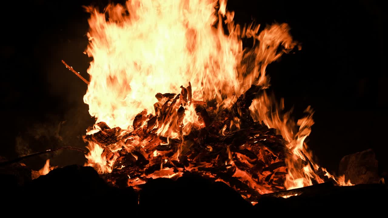 검은색 배경 에 밤 에 큰 불꽃 이 불타고 있다