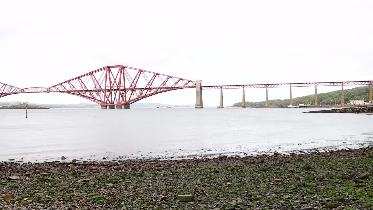 vista del icónico puente y la costa