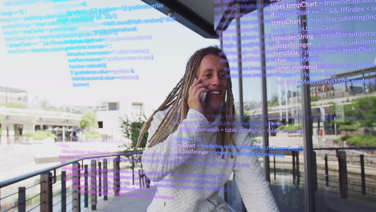 animación del procesamiento de datos sobre un hombre biracial usando un teléfono inteligente