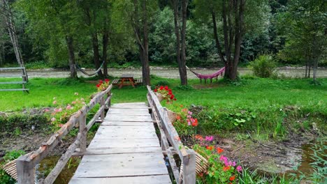 bonito puente de madera sobre un pequeño estanque