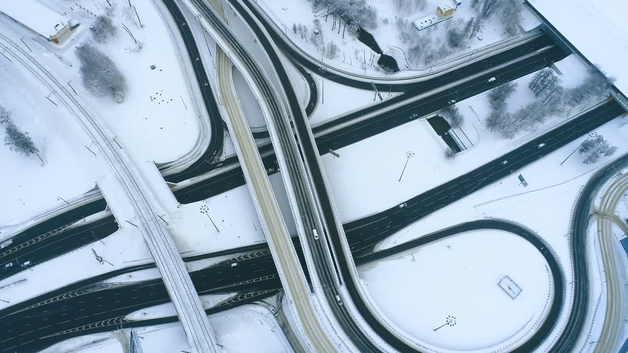 겨울에 눈 덮인 고속도로 교차로의 공중 전망.