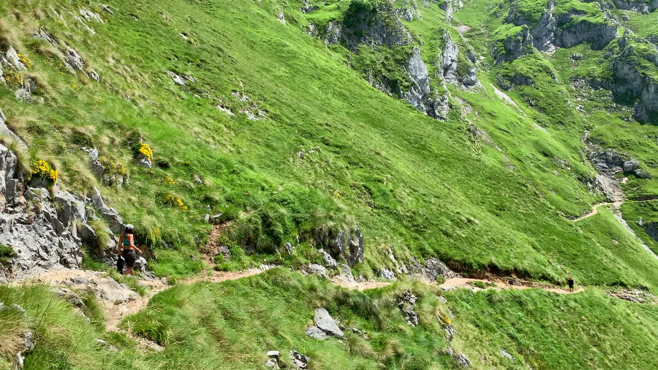 excursionista caminando por el sendero hacia el pico naranjo de bulnes en los picos de europa, españa