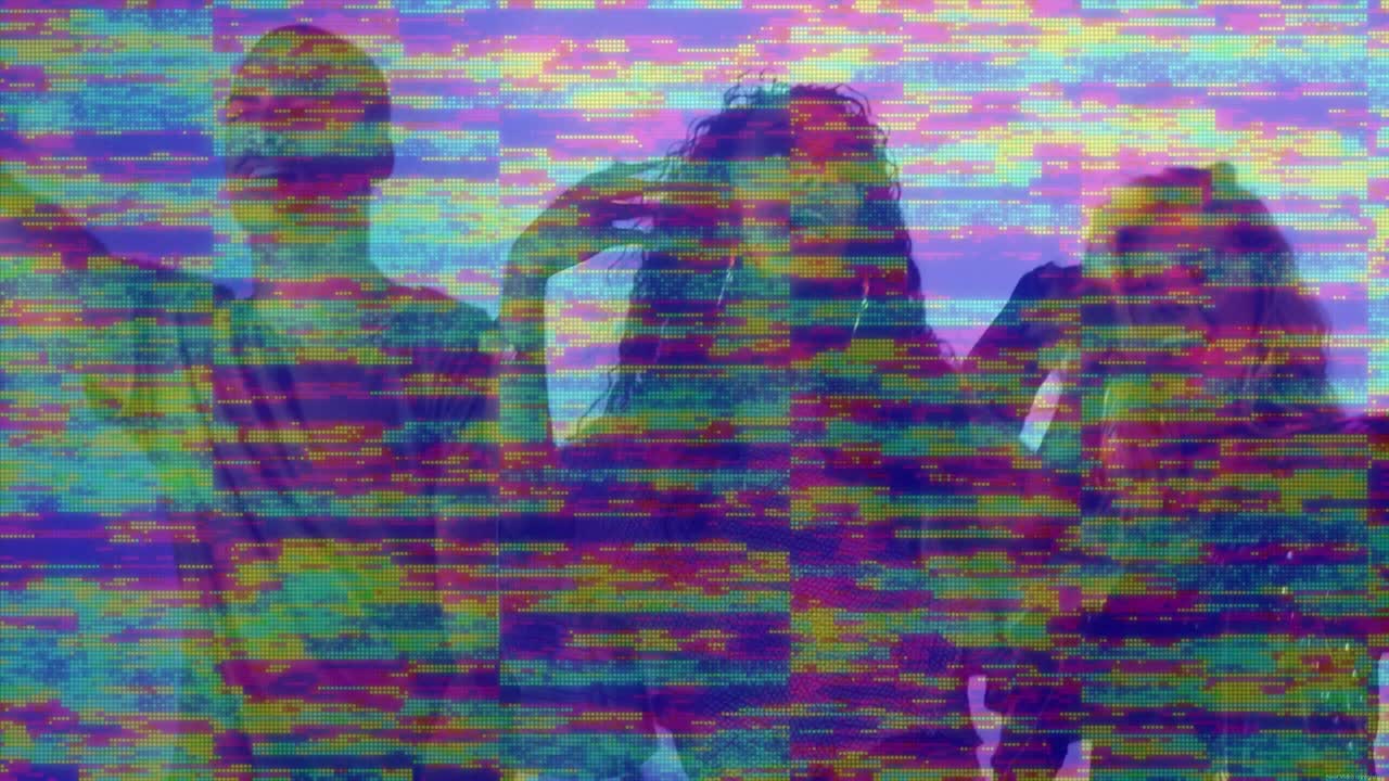 Ystäväryhmä tanssii neon-glitch-studiossa, esitellen pikselöityä digitaalisen taiteen tunnelmaa.