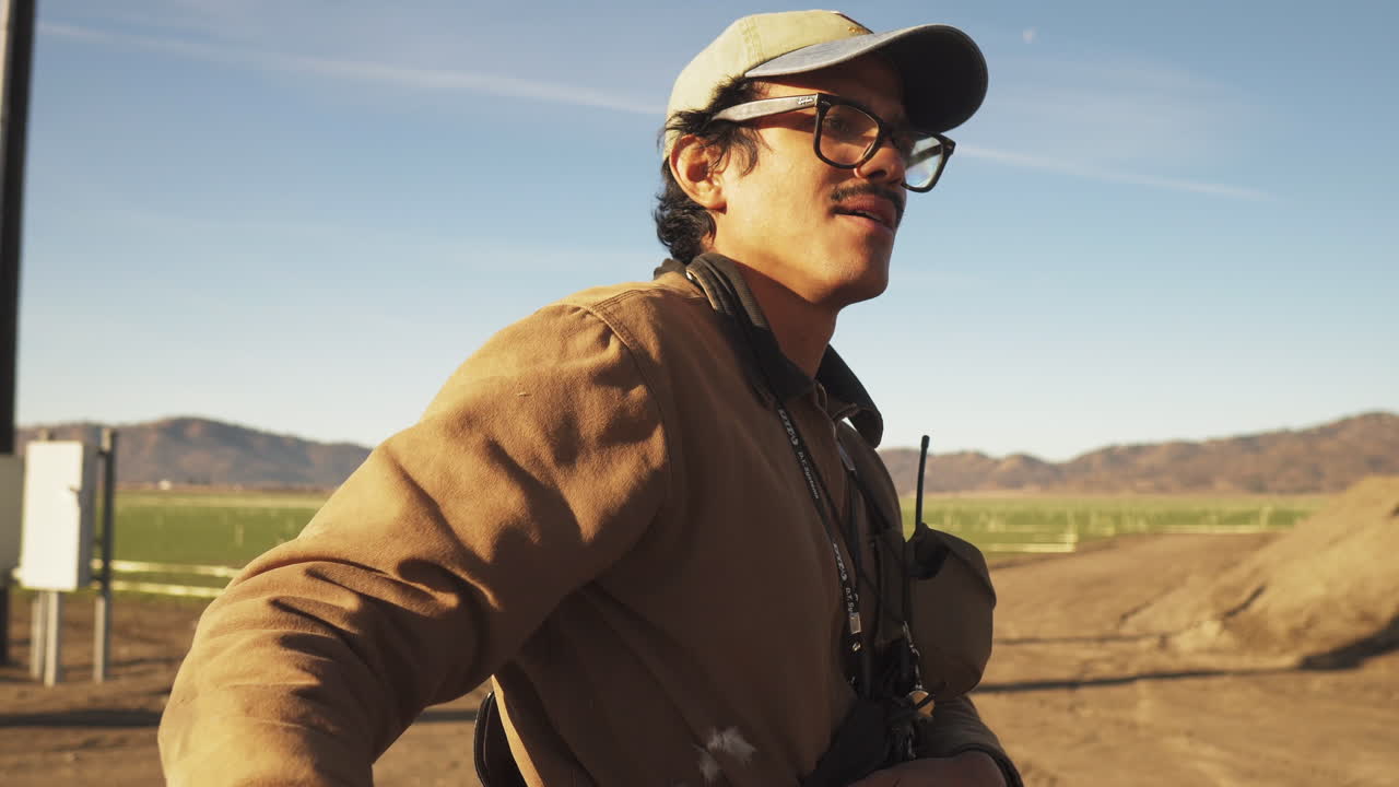 매 훈련을 위해 살아있는 비둘기를 가방에 미끼로 넣습니다.