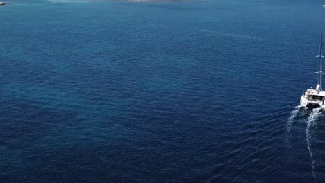 Tiefblaue-Ozeanwasseryacht-Segelte-Vorbei-In-Mykonos,-Griechenland