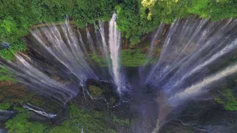 cataratas del arco iris de tumpak sewu vista panorámica aérea capturada en lapso de tiempo, indonesia