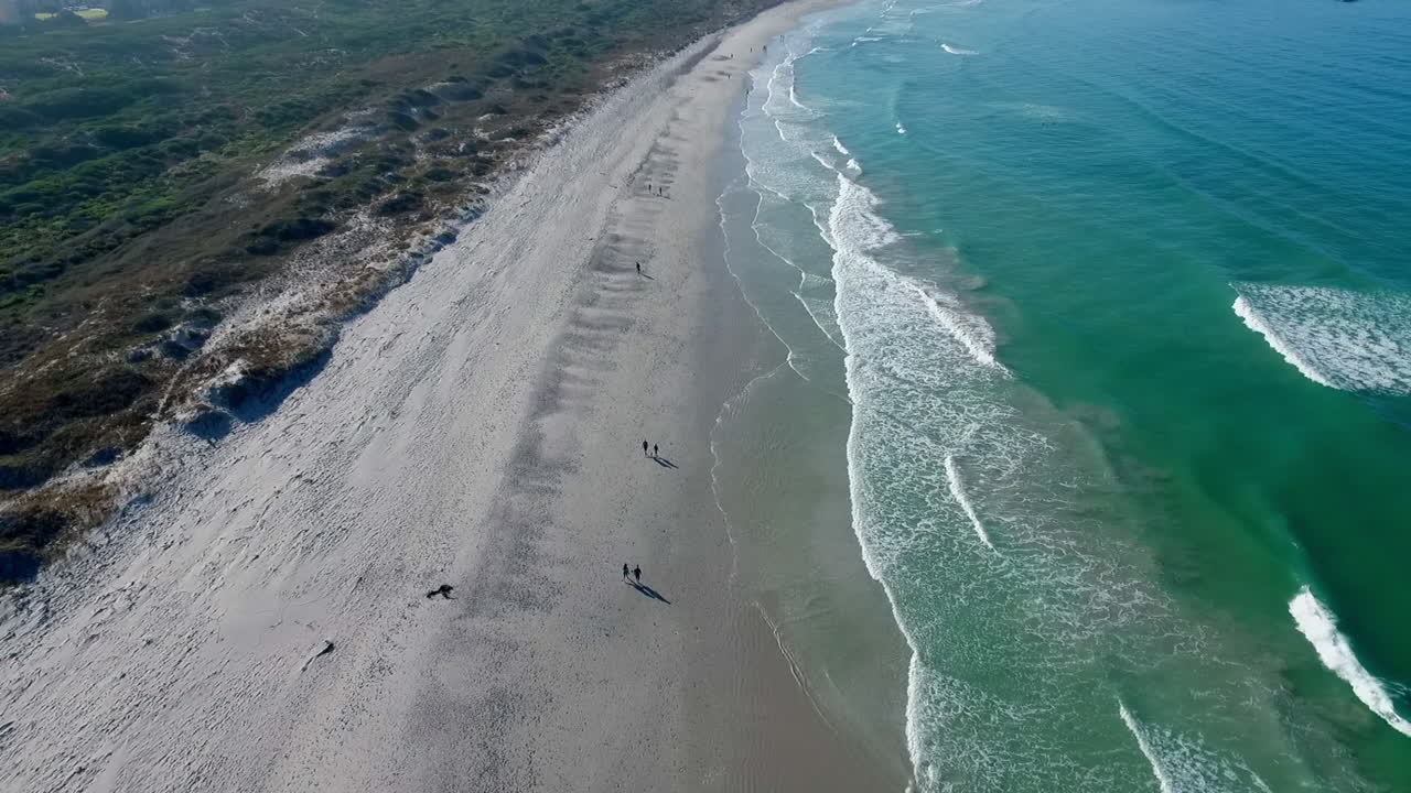 남아프리카 공화국 케이프타운 에 있는 블루버그 해변 에 있는 물결 의 공중 사진