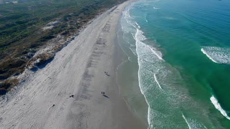 fotografía aérea de las olas en la playa de blouberg en ciudad del cabo, sudáfrica