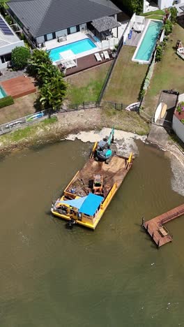 drone captura barcaza y grúa en un canal urbano