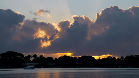 Rayos-De-Sol-De-Color-Pastel-Sobre-Un-Barco-Amarrado-En-La-Entrada-En-El-Sur-De-Florida,-U